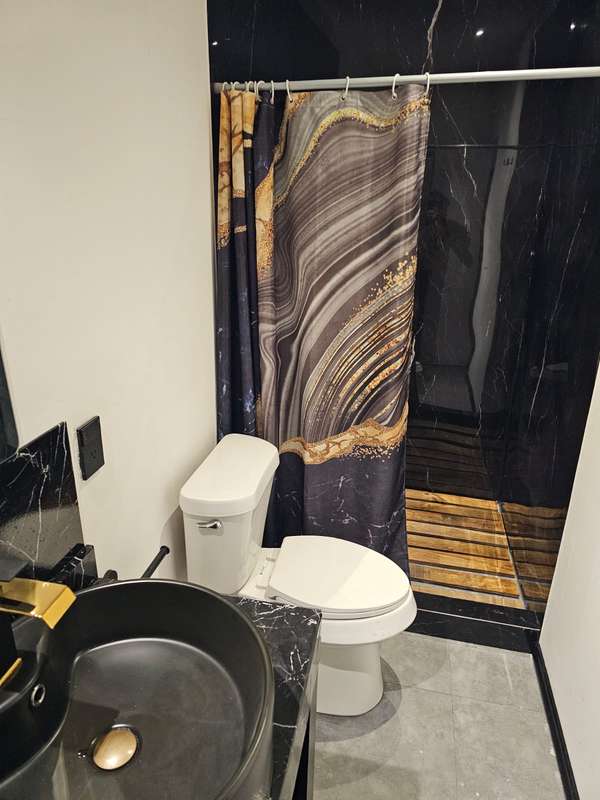 Baño, casa muestra Habitá+ en Ciudad de México